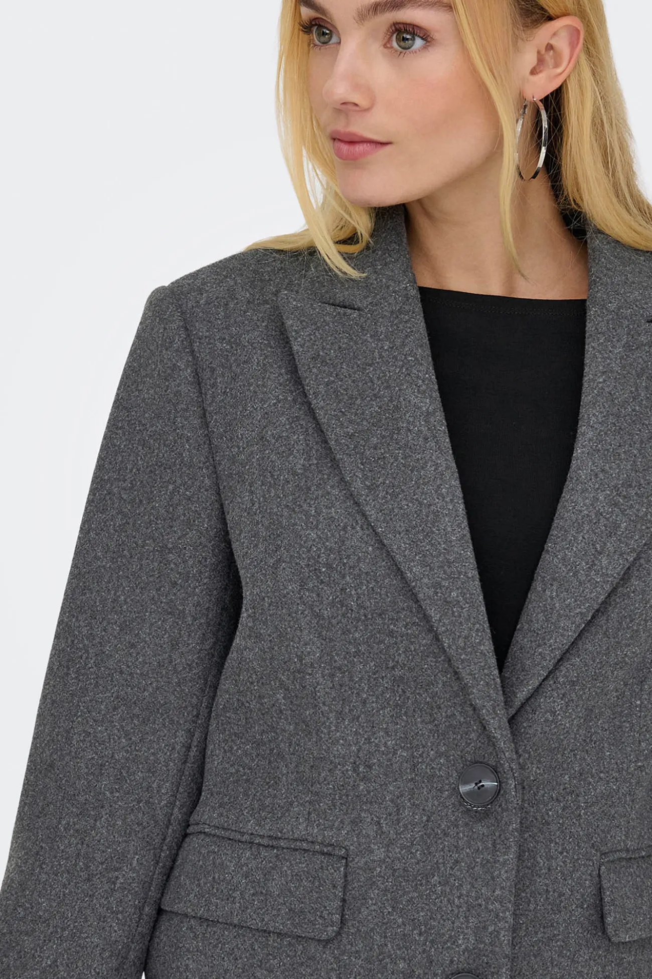 Abrigo corto tipo blazer