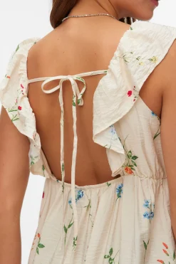Blusa con volantes en mangas con escote