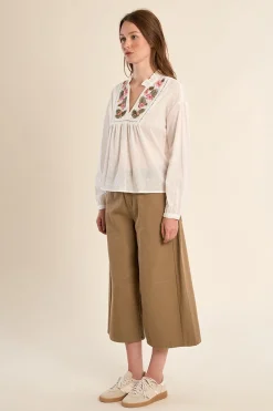 Blusa de mujer de manga larga con flores bordadas