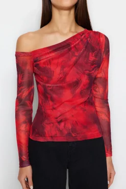 Blusa escote asim&eacute;trico entallada