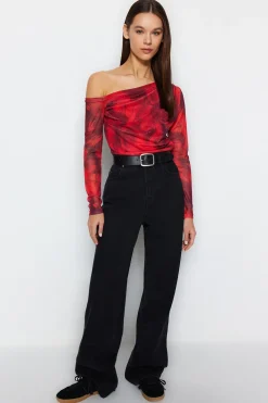 Blusa escote asim&eacute;trico entallada