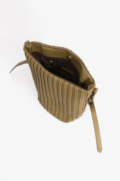 Bolso de Hombro con Textura Grabada