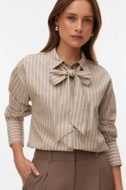 Camisa detalle lazada en el cuello