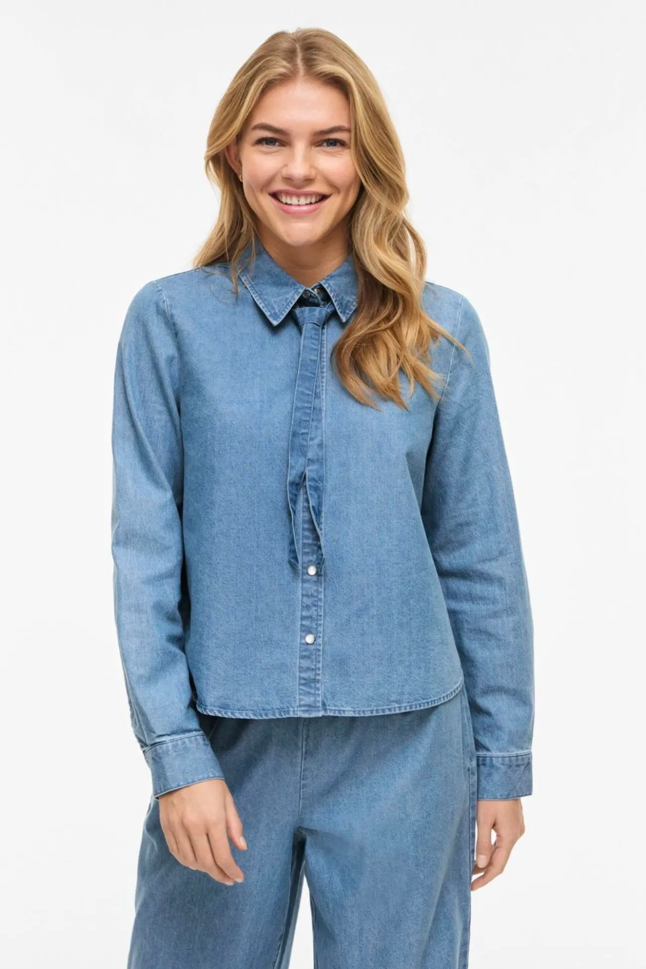 Camisa vaquera con lazada en el cuello