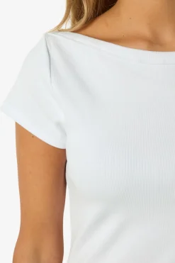 Camiseta de manga corta con cuello barco