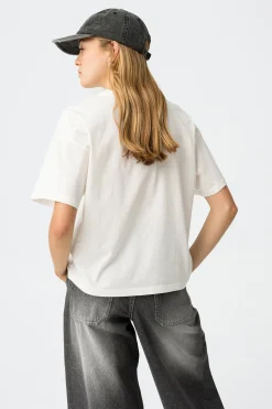 Camiseta estampada con aplique