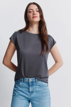 Camiseta tachas básica