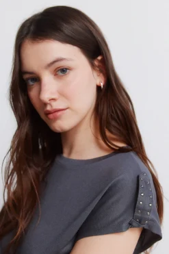 Camiseta tachas b&aacute;sica