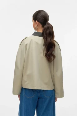 Cazadora corta cuello de solapa