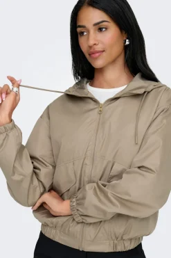 Chaqueta con capucha