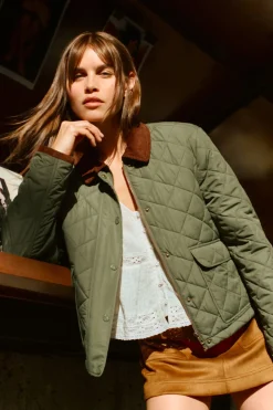Chaqueta corta acolchada cuello pana