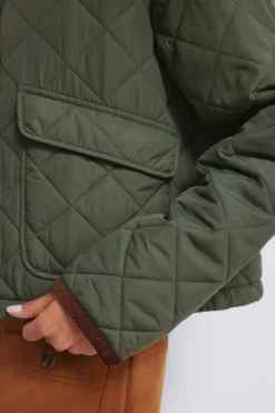 Chaqueta corta acolchada cuello pana