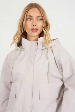 Chaqueta corta con capucha