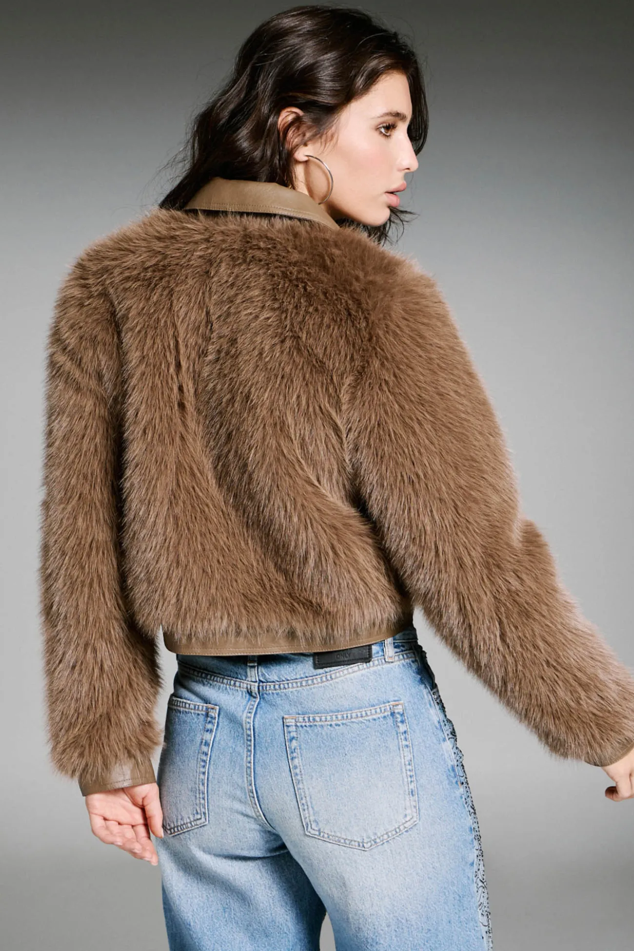 Chaqueta corta de pelo sintético