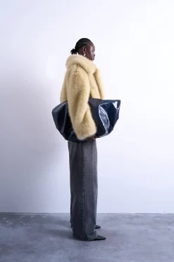 Chaqueta corta efecto pelo