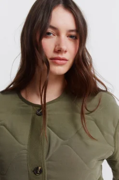 Chaqueta corta verde acolchada