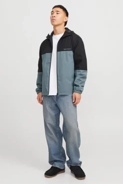 Chaqueta cortavientos capucha