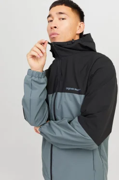 Chaqueta cortavientos capucha