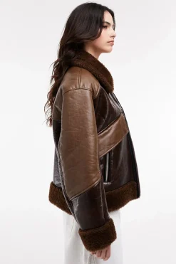 Chaqueta efecto piel combinada.