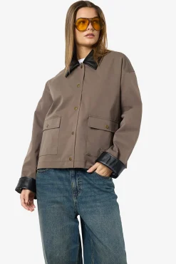 Chaqueta ligera contraste