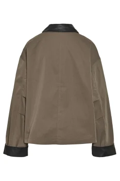 Chaqueta ligera contraste