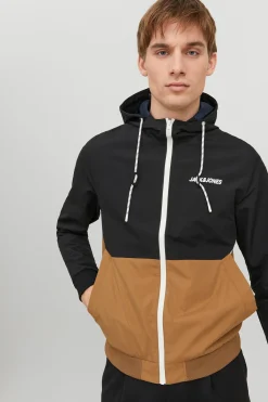 Chaqueta ligera t&eacute;cnica con capucha
