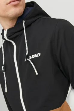 Chaqueta ligera t&eacute;cnica con capucha