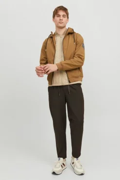 Chaqueta t&eacute;cnica con capucha