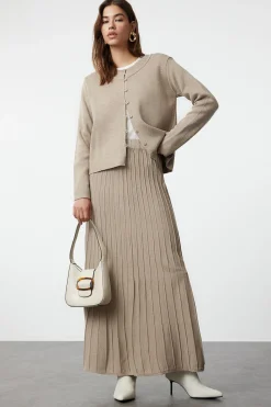 Conjunto de c&aacute;rdigan, falda y top de punto