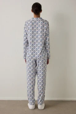 Conjunto de pijama de manga larga con estampado de flores azules