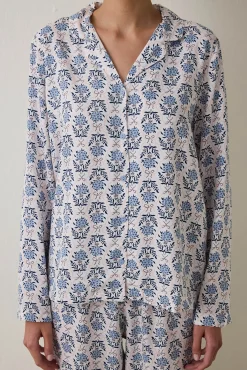 Conjunto de pijama de manga larga con estampado de flores azules