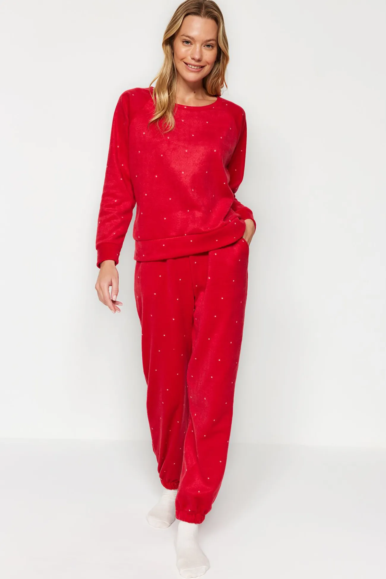 Conjunto pijama polar rojo lunares