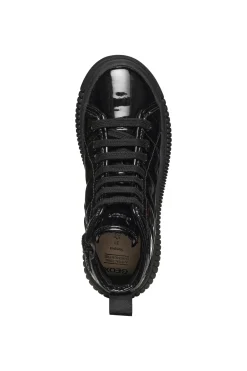 Deportivas efecto charol