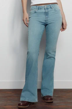 Jeans Low Flare de talle medio