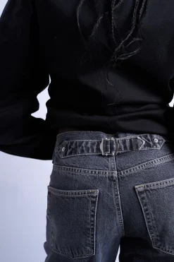 Jeans wide fit de tiro bajo con cintur&oacute;n trasero