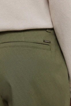 Pantal&oacute;n chino microestampado slim fit