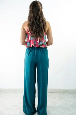 Pantal&oacute;n con aberturas