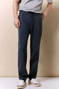 Pantal&oacute;n con pinzas y cordones