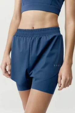Pantal&oacute;n corto deportivo Bikila Azul marino