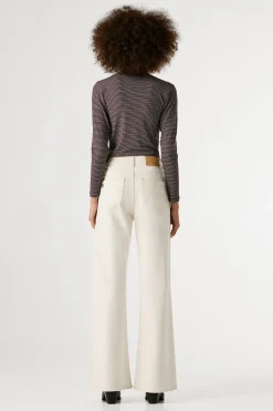Pantal&oacute;n vaquero acampanado tiro alto