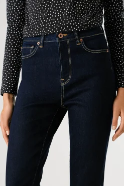Pantal&oacute;n vaquero acampanado tiro alto