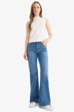 Pantal&oacute;n vaquero acampanado