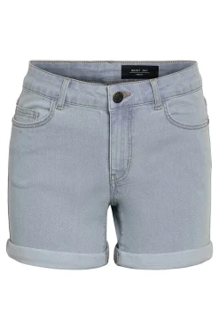 Pantal&oacute;n vaquero corto con 5 bolsillos y detalle dobladillo.