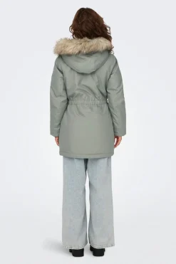 Parka con capucha con pelo