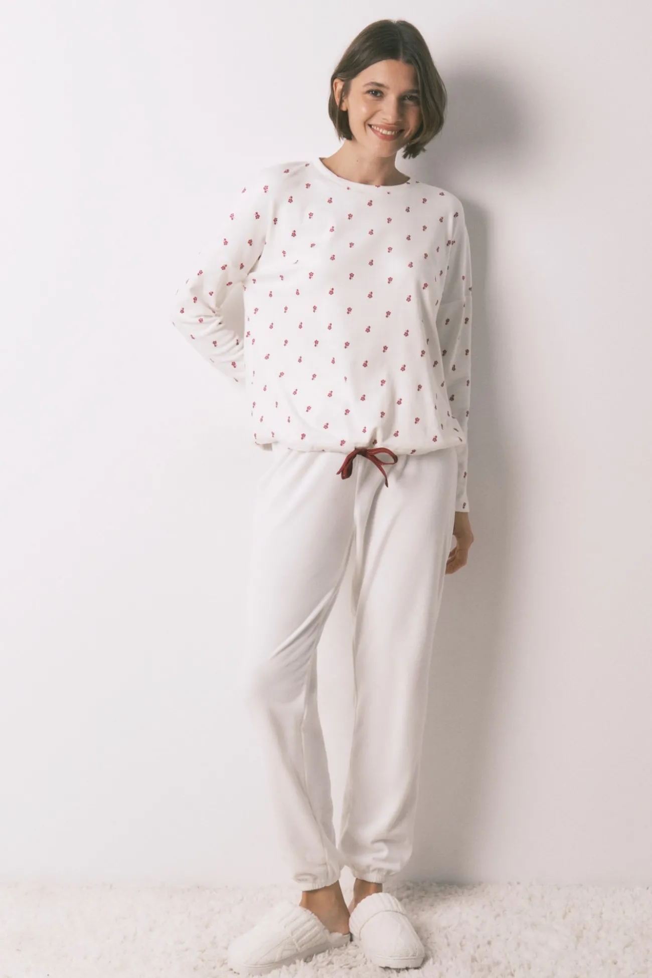 Pijama largo terciopelo blanco flores