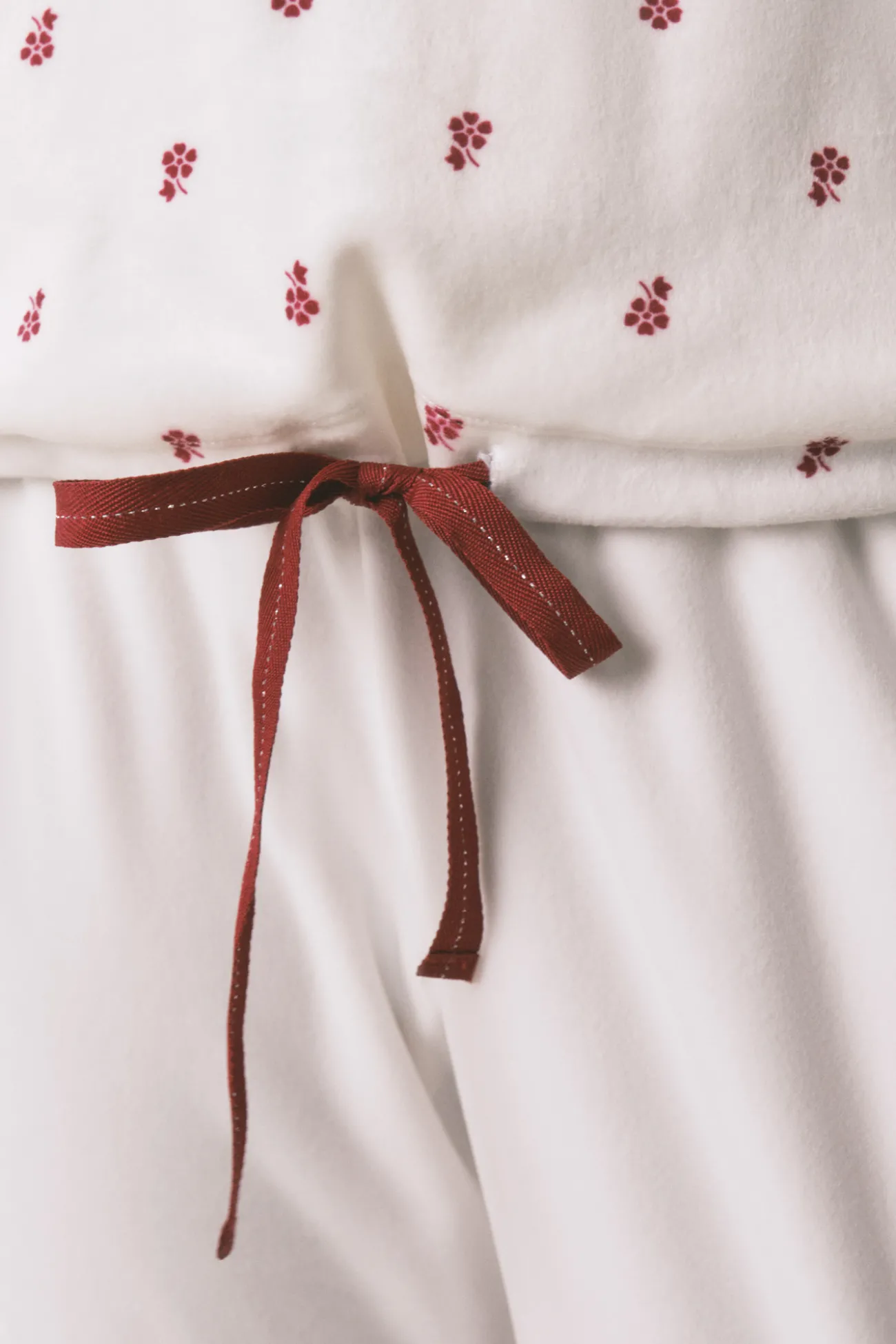 Pijama largo terciopelo blanco flores