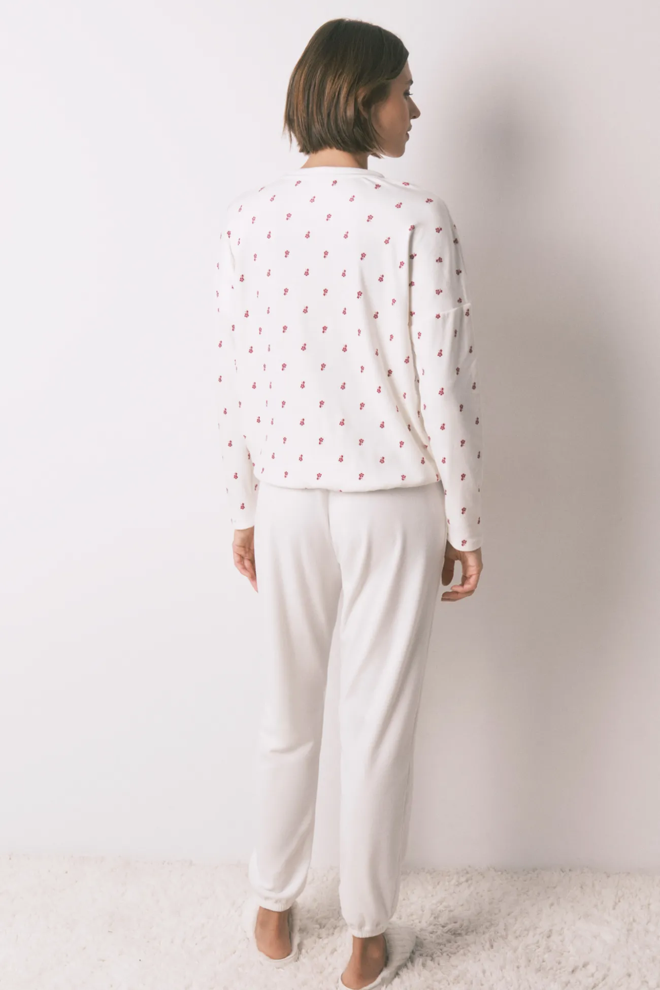 Pijama largo terciopelo blanco flores