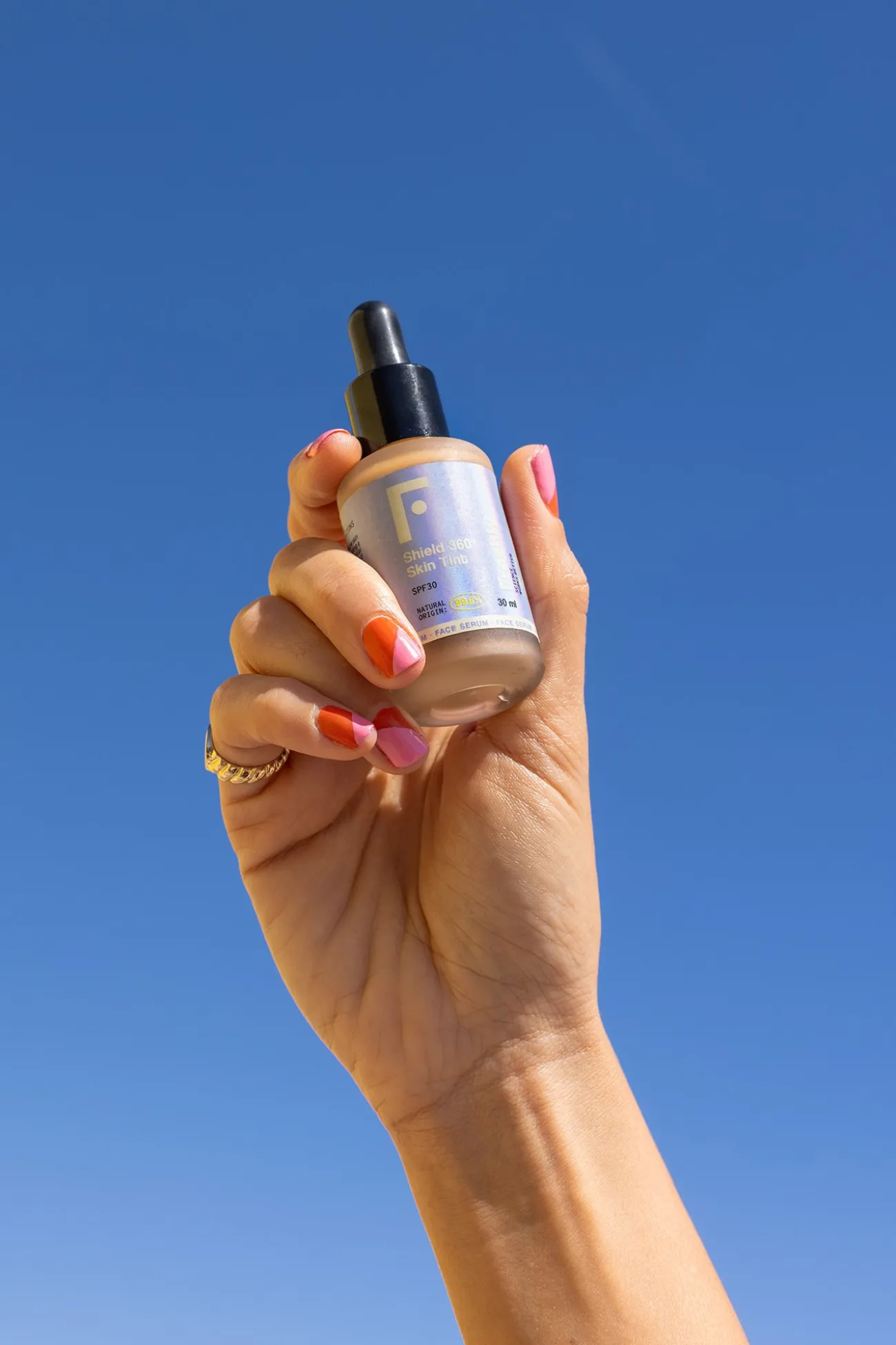Sérum con color y protección SPF 30