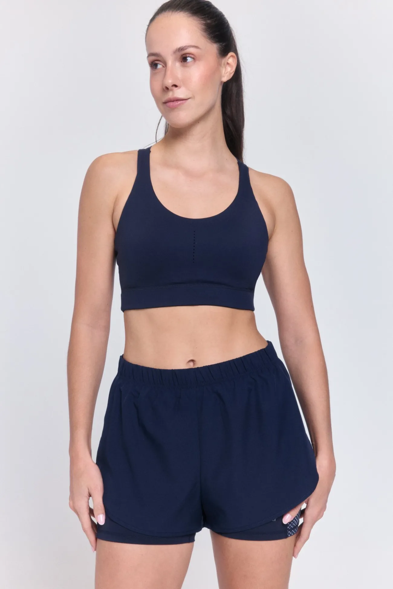 Short running deportivo reflectante