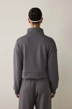 Sudadera con media cremallera y tacto sedoso.